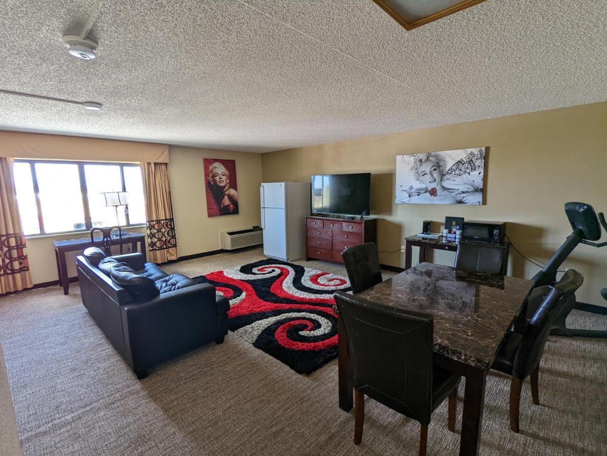 Отель Super 8 By Wyndham Wichita North Экстерьер фото