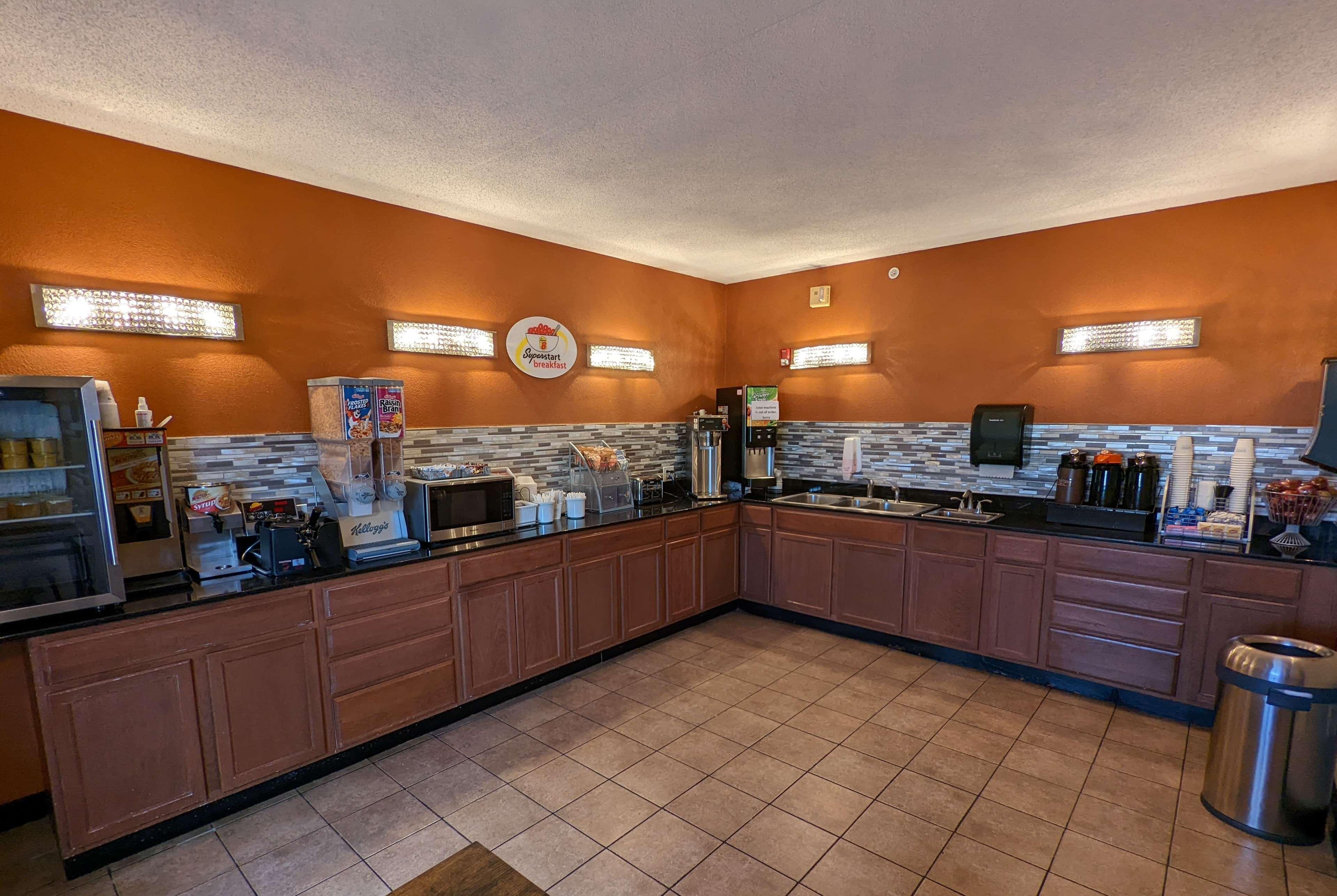 Отель Super 8 By Wyndham Wichita North Экстерьер фото