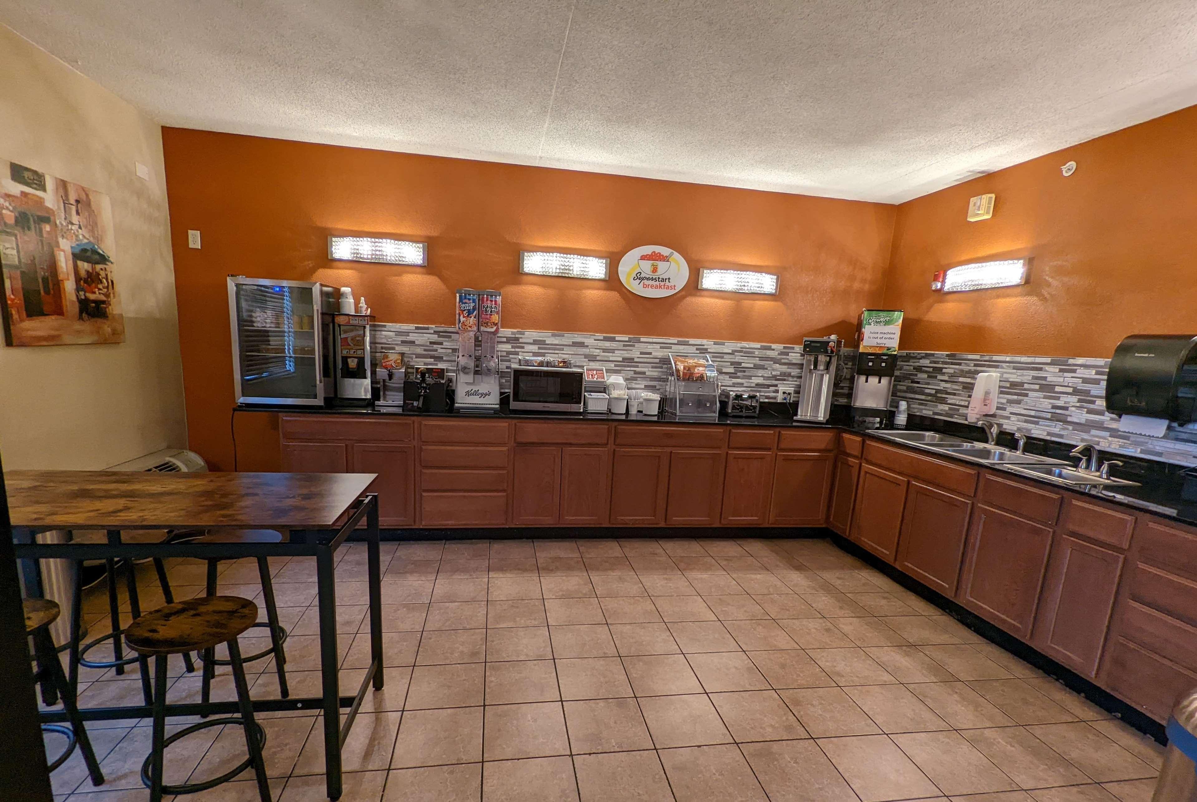 Отель Super 8 By Wyndham Wichita North Экстерьер фото
