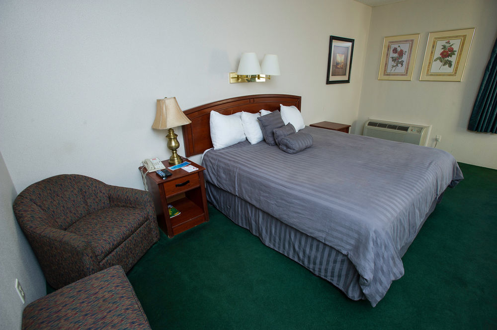 Отель Super 8 By Wyndham Wichita North Экстерьер фото