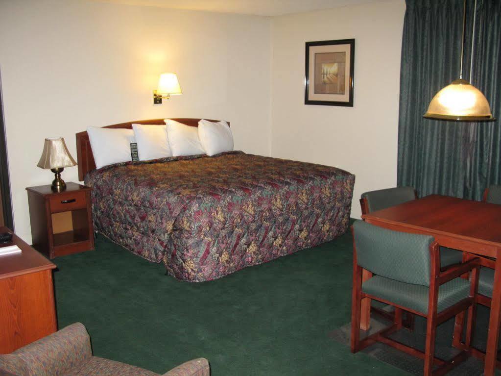 Отель Super 8 By Wyndham Wichita North Экстерьер фото